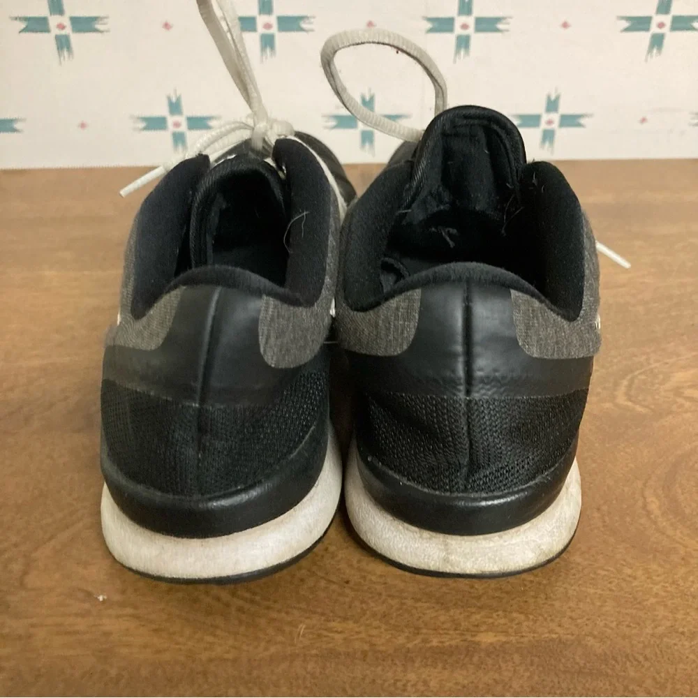 NIKE Lightweight Gray & Black Gym Shoes 8